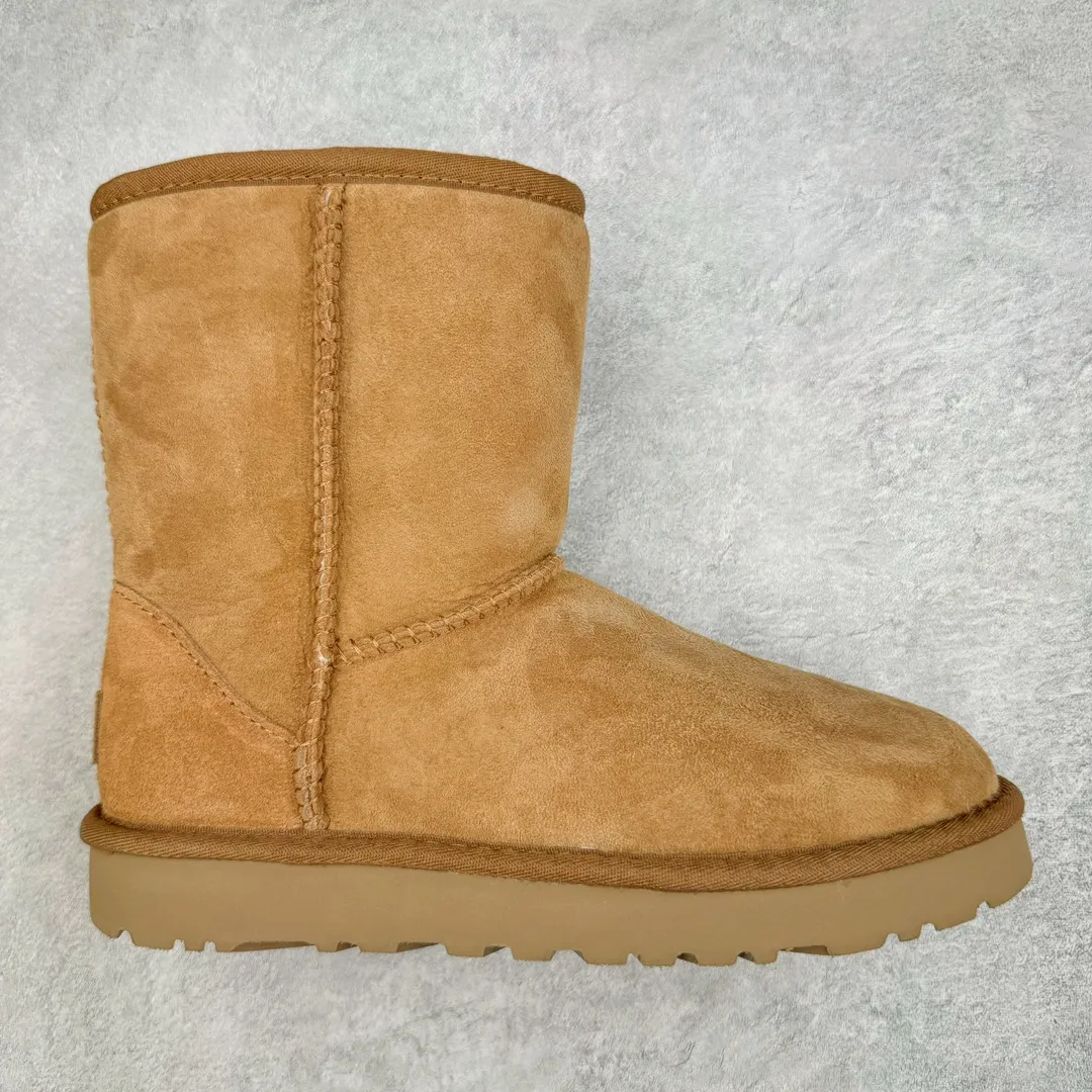 Pick up locally💰520 UGG 6223 Classic autumn and winter sheepskin and fur all-in-one snow boots. All shoes are made from ZP. Longfeng A-grade Australian imported sheepskin and fur all-in-one boots for men and women. Brand OEM production line. Fully follows the ZP process. OEM original pattern maker. Adhering to the principle of no original shoes and no development selection. Pay attention to every detail. The most authentic version on the market TREADLITE "Light Wing" technology outsole Lightweight/durable/flexible/pile size: 35 36 37 38 39 40 41 42 43 44 45 Coding: by2936080